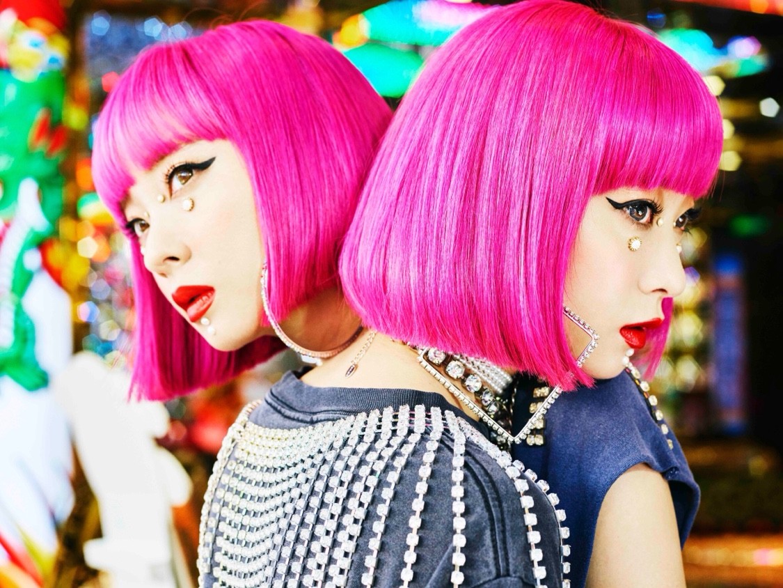フェスで多色のヘアカラーを表現する人