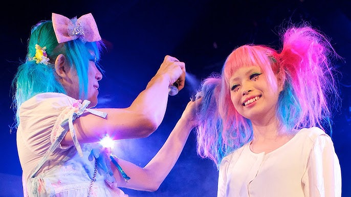 ライブで推しカラーのヘアを楽しむ人たち
