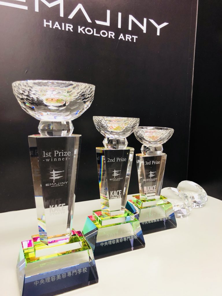 ５月３日EMAJINYヘアカラーアートコンテストの優勝トロフィーなどが完成しました！チラミセ（笑）