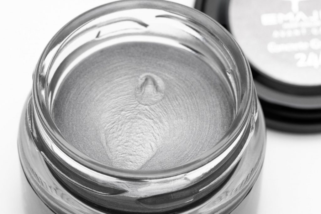 エマジニーから新色のコンクリートグレイアッシュヘアカラーワックス Amazonで販売開始になりました